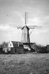 843256 Gezicht op de stellingkorenmolen 'De Klomp' (Koppelweg 120) te Zeist.N.B. De molen is in 1956 onttakeld en in ...